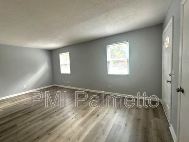 Building Photo - 216 Saddlefield Rd
