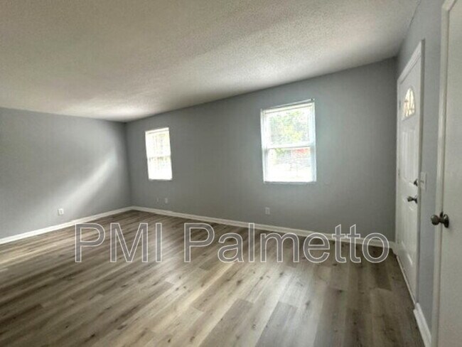 Foto del edificio - 216 Saddlefield Rd