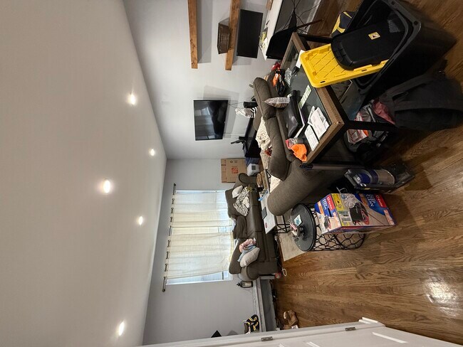 Foto del edificio - 518 N May St