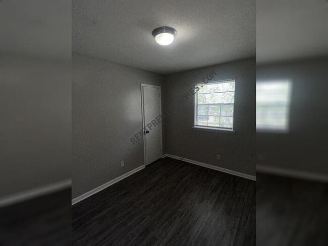 Building Photo - 405 Paula Dr