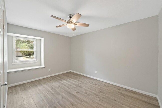 Building Photo - 3127 Mosby Dr
