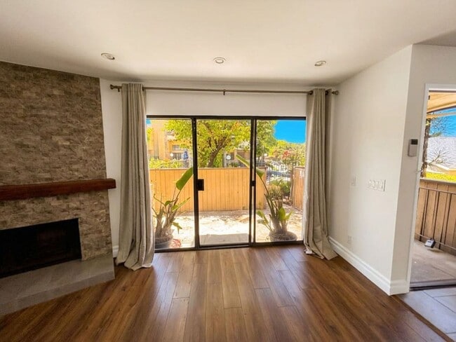 Building Photo - Charming End-Unit Townhome in the Heart of Chatsworth