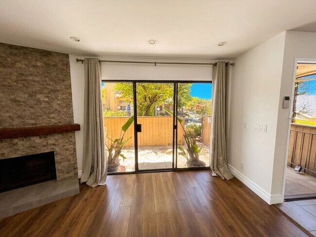 Foto del edificio - Charming End-Unit Townhome in the Heart of Chatsworth