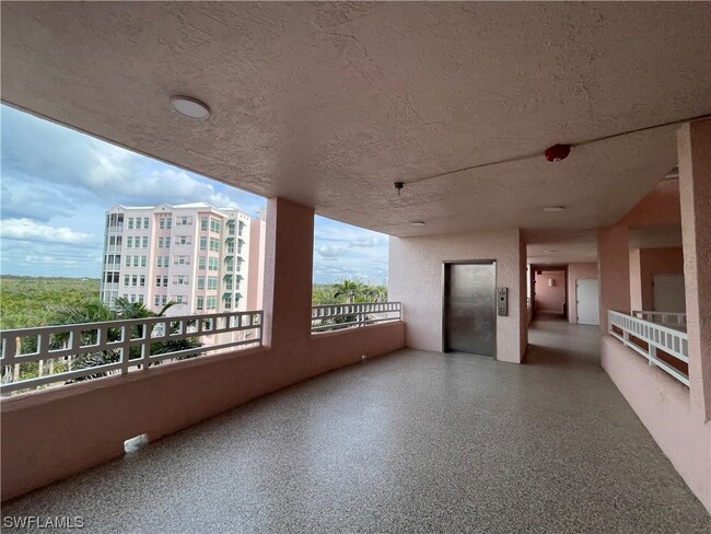 Foto del edificio - 267 Barefoot Beach Blvd