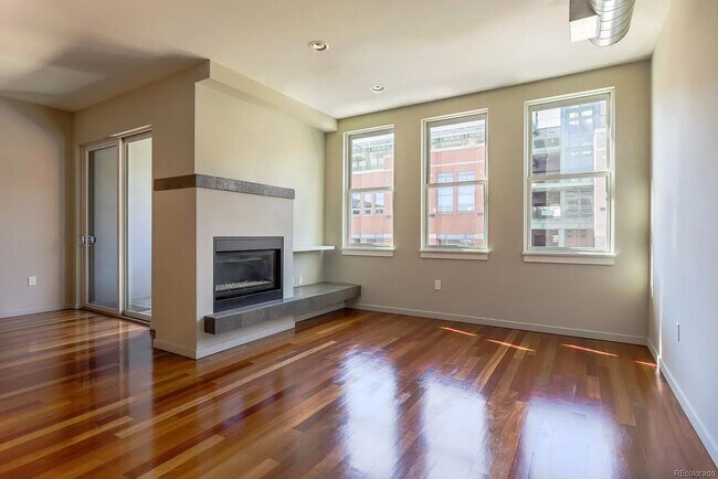 Foto del edificio - Gorgeous, Modern 2 Bed, 2 Bath Condo steps...