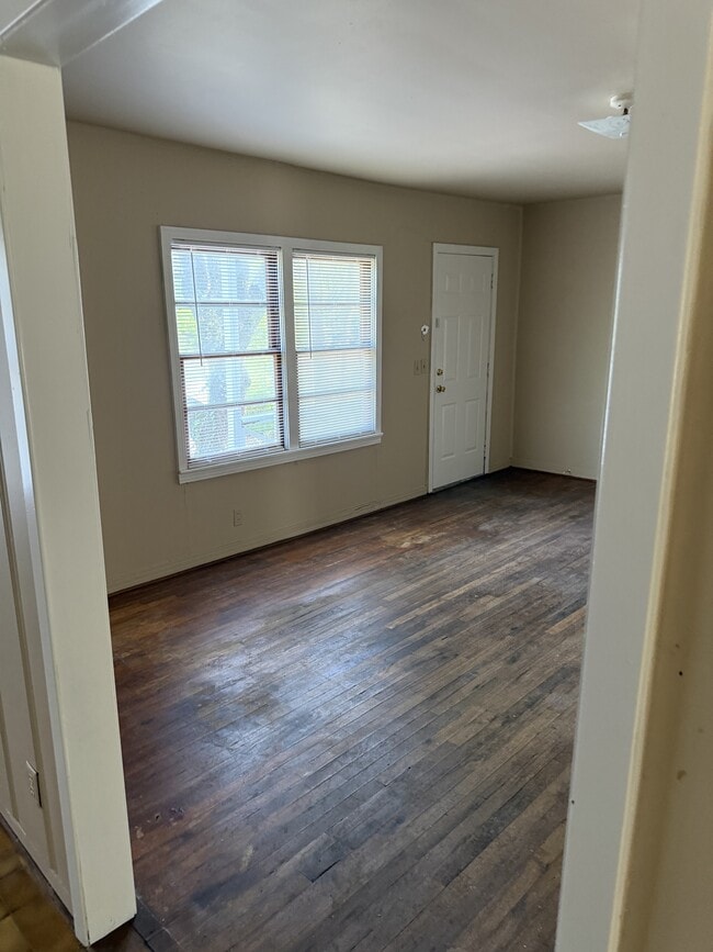 Foto del edificio - 145 Airport Rd