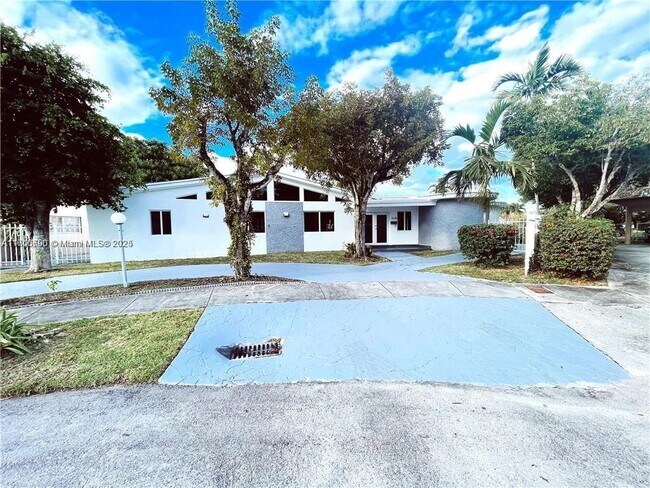 Foto del edificio - 2435 NE 195th St