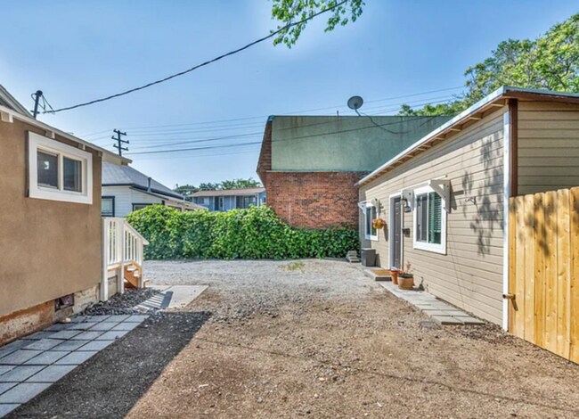 Foto del edificio - Beautifully Remodeled 1 Bed / 1 Bath in Midtown - Available 6/15!