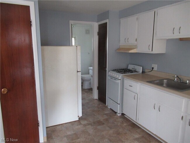 Building Photo - 489 Broadway Ave