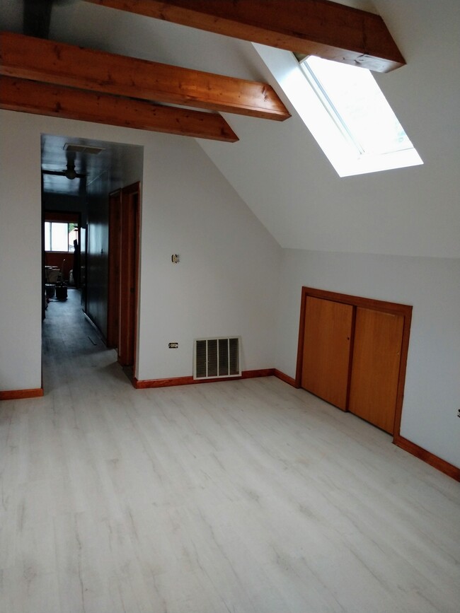 living room - 1340 W Wellington Ave