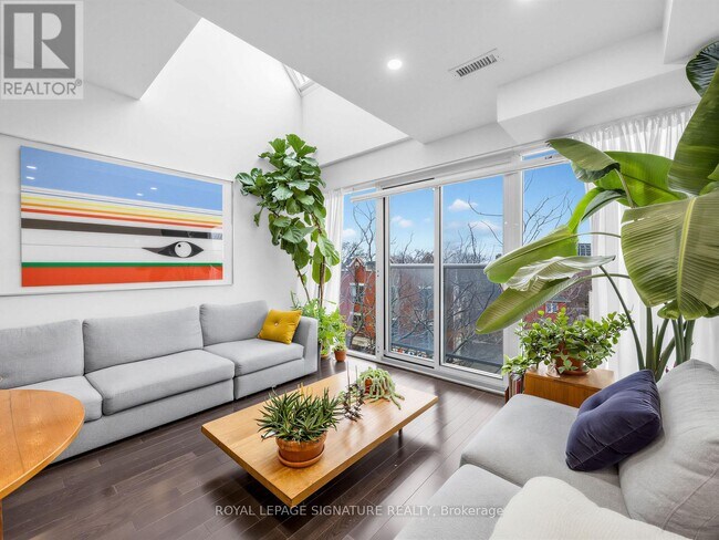 Building Photo - 1636 Dundas St W