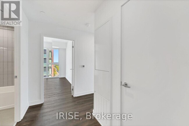 Photo du bâtiment - 3030 Pharmacy Ave