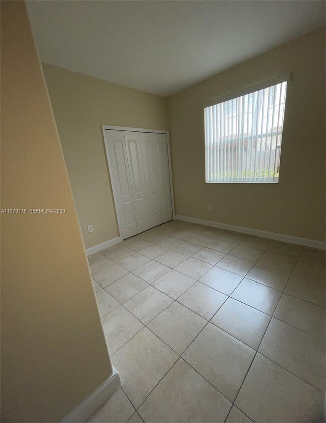 Building Photo - 1661 SE 29th Ct