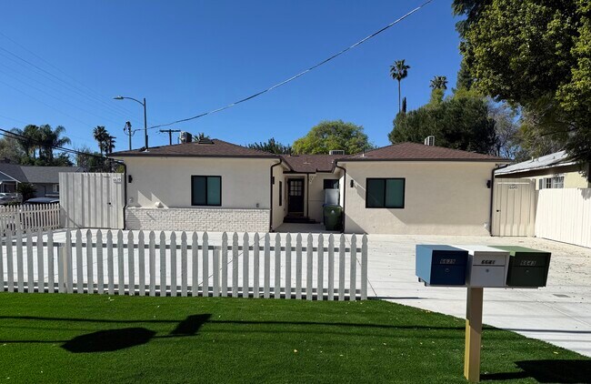 Foto del edificio - 6641 Glade Ave