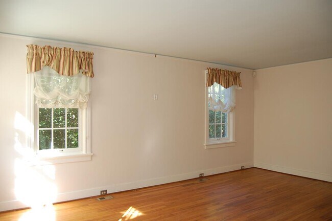Building Photo - 1038 Holly Ln