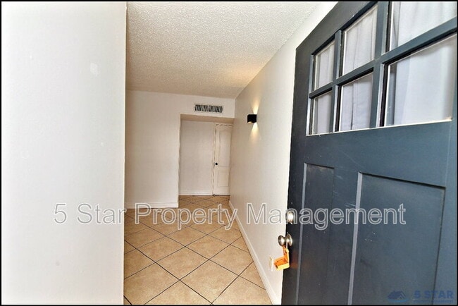 Building Photo - 10565 Murphy St