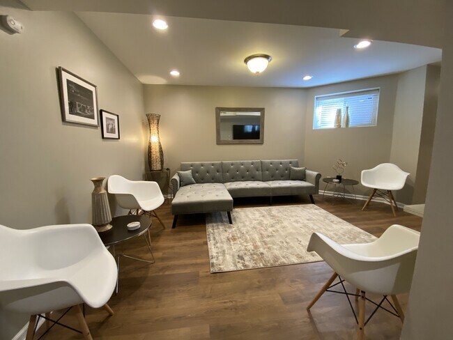 Foto del edificio - 913 W Belden Ave