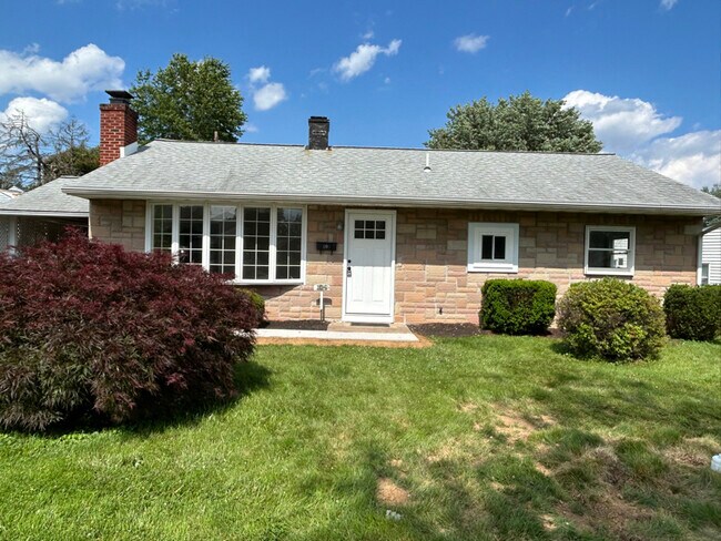 Foto del edificio - 104 Elmwood Rd