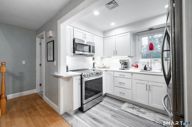 Building Photo - 410 Farmington Ave