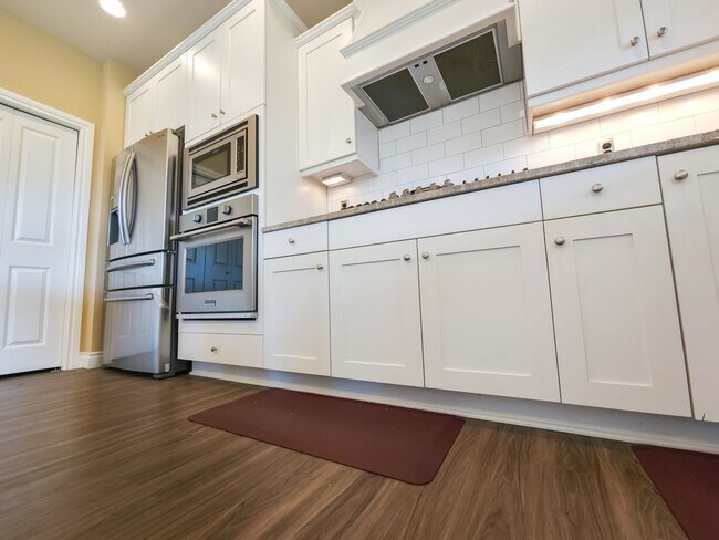 Building Photo - Modern 4-Bedroom End Unit with Luxury Fini...