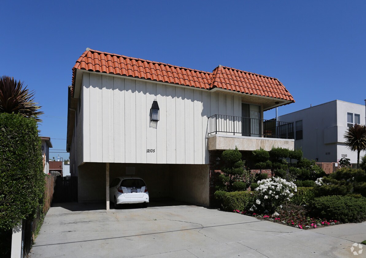 Foto principal - 12105 Pacific Ave