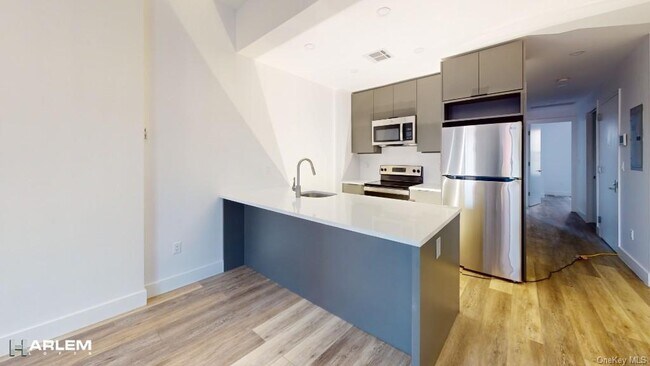 Building Photo - 2267 2nd Ave