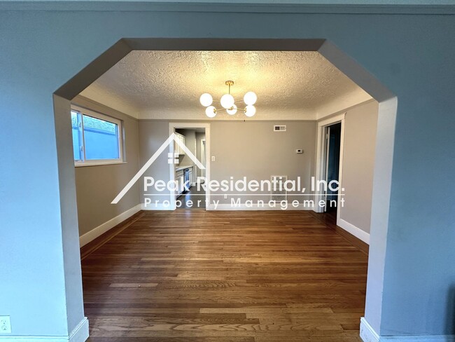 Building Photo - Updated 3bd/2ba House near Sutterville & F...
