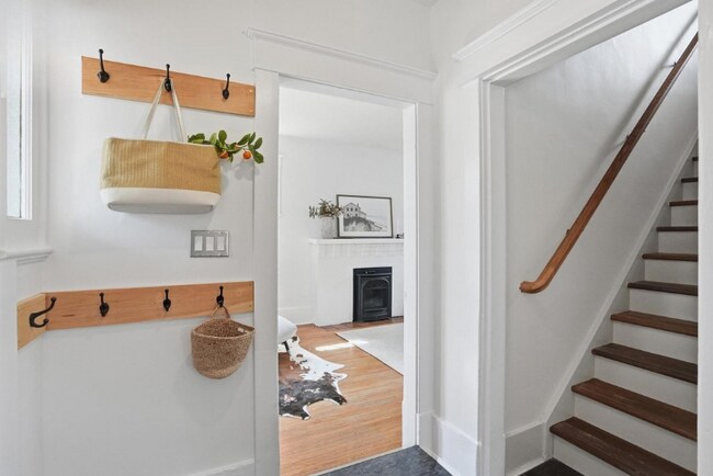 Photo du bâtiment - Charming and spacious 3-bedroom, 1-bathroom property offering approximately 1,500 sq. ft. of comf...