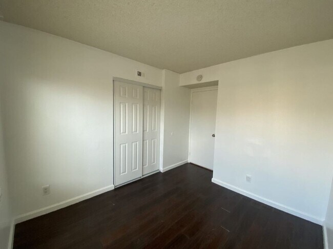 Building Photo - 3 Bed 2 Bath condo with a large master loft style bedroom