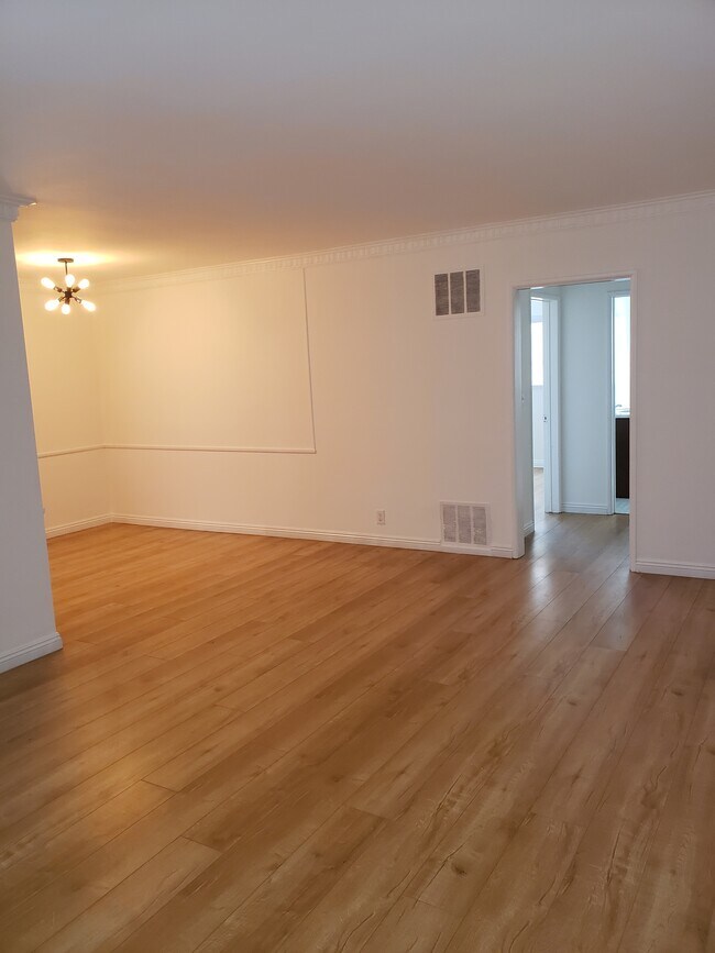 Foto del edificio - 8337 Blackburn Ave