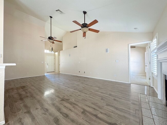 Building Photo - East El Paso 3bed/2bath Refrig A/C!