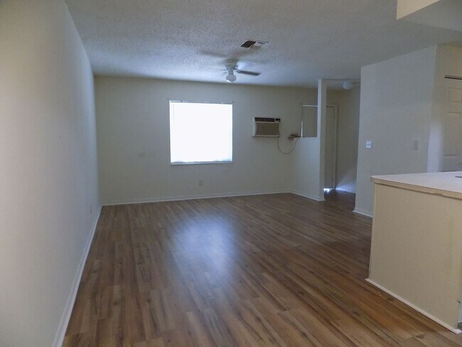 Building Photo - 2 Bedroom, 1 Bath Quadraplex Unit For Rent...