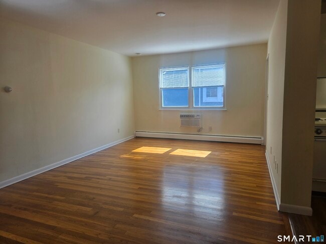 Building Photo - 40 Hoyt St
