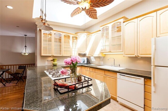 Foto del edificio - 659 W Canfield St