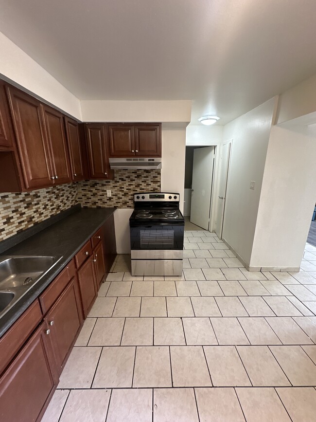 Building Photo - Large 3 Bedroom Townhouse Available