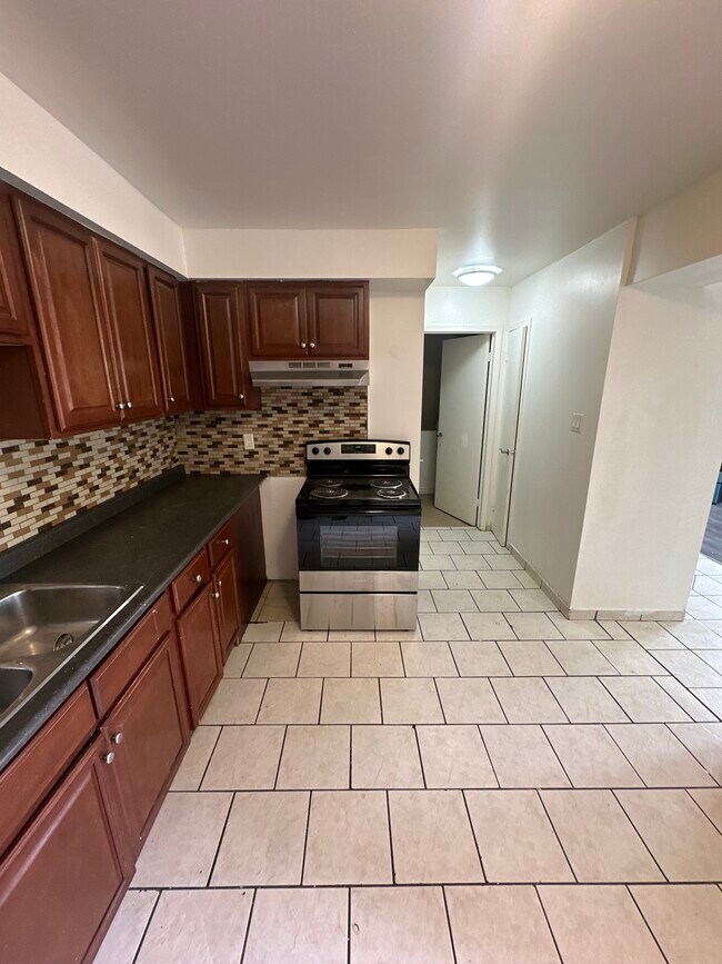 Photo du bâtiment - Large 3 Bedroom Townhouse Available