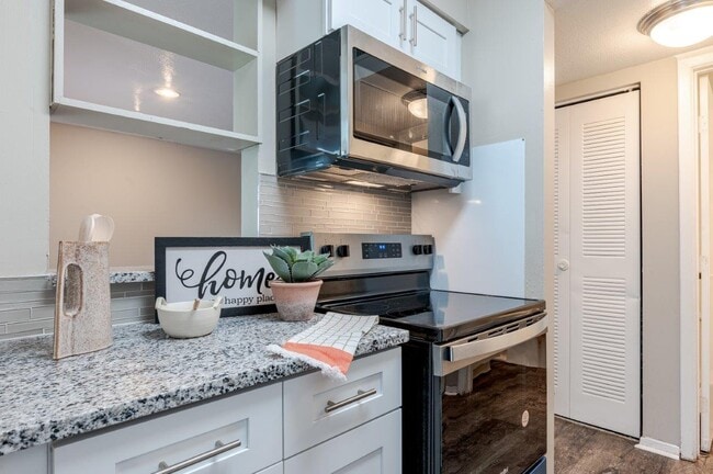 Foto del edificio - Lakeshore Reserve Off 86th Apartments and Townhomes