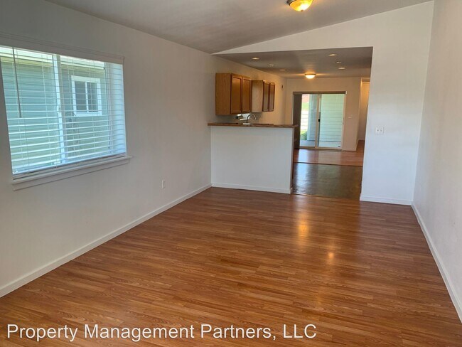 Building Photo - 2 br, 1 bath House - 311 E I St