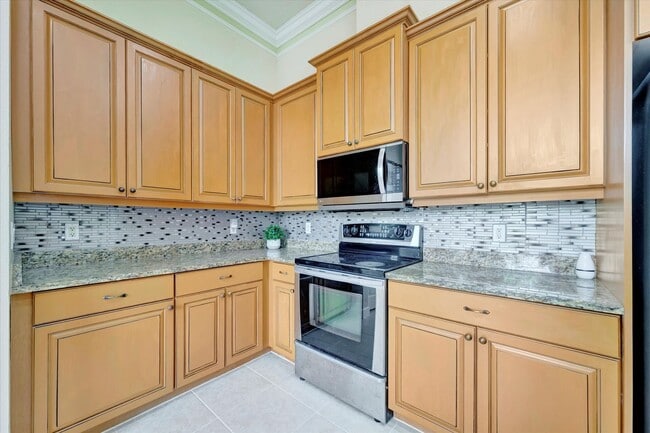 Building Photo - Convenient Central Location - 4 Bedroom + Den , 2 Bathroom Home