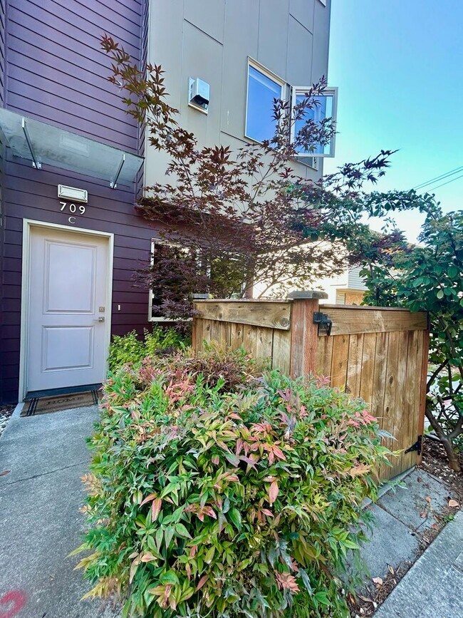 Foto del edificio - Capitol Hill/Cherry Hill Townhouse