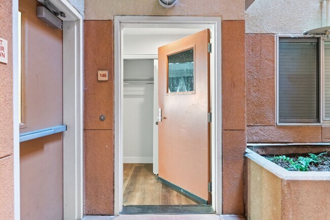 Foto del edificio - Well maintained two-story condo - Bright End Unit - Lease Terms Options Outlined in Description