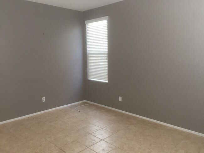 Building Photo - Newer appliances, whole house water purifi...