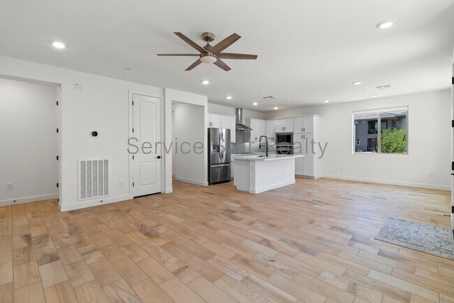 Building Photo - 2121 W Sonoran Desert Dr