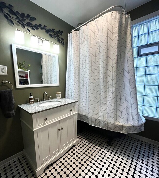 Baño - 1825 N 58th St