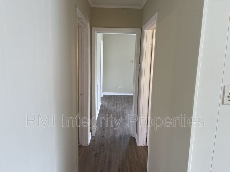 Primary Photo - 1055 N Airline Ave