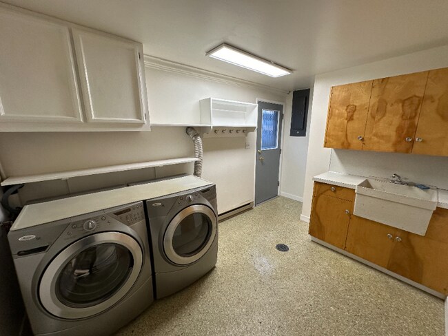 Foto del edificio - 633 1st Ave E