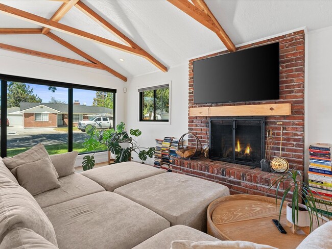 Building Photo - Dream Home