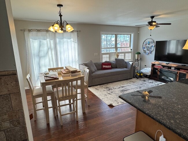 Foto del edificio - Beautiful Three Bedroom Townhouse