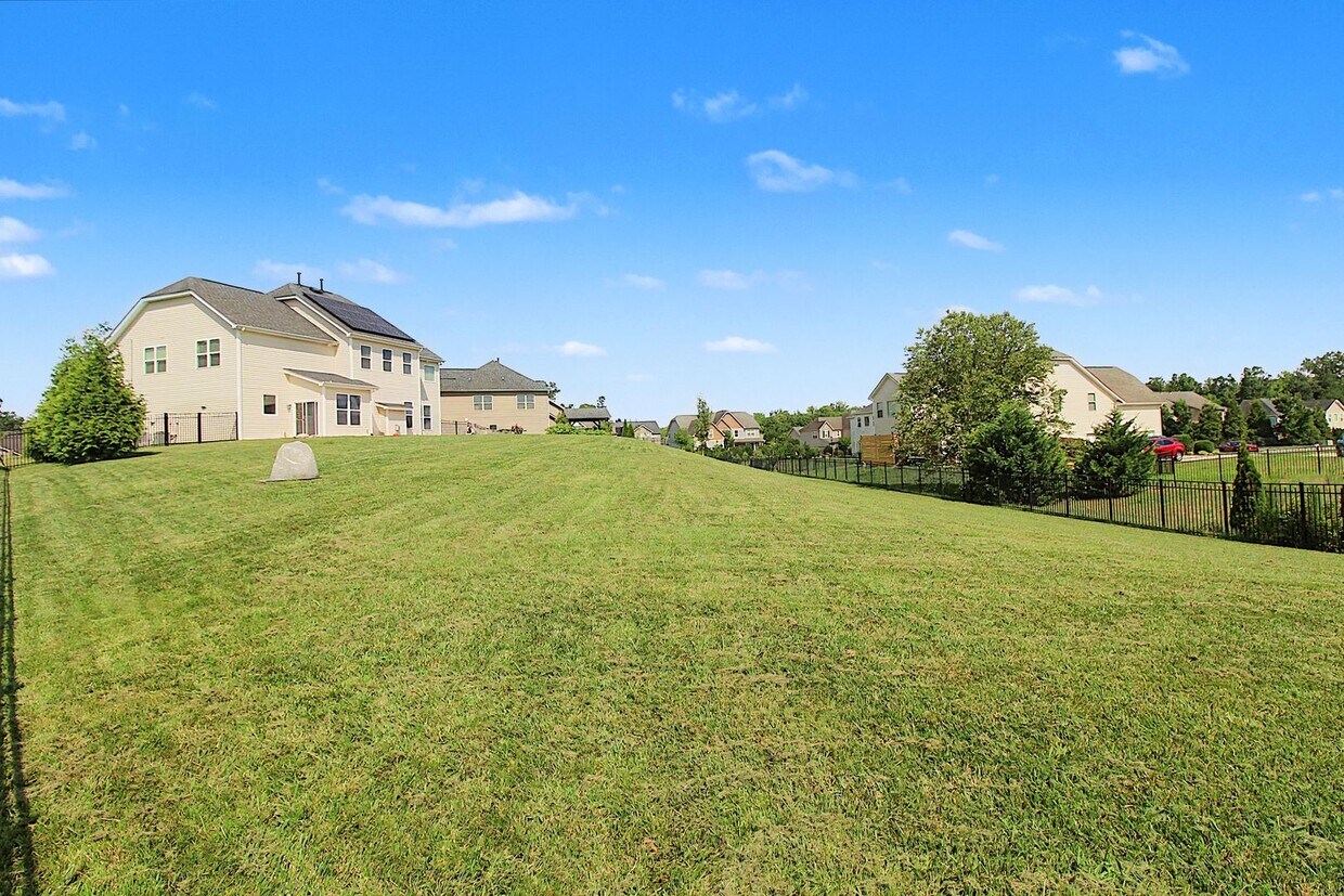 Foto del edificio - (Coming soon) Spacious 5BR Harrisburg Home | Loft, Solar Panels, Fenced Yard & Outdoor Fireplace