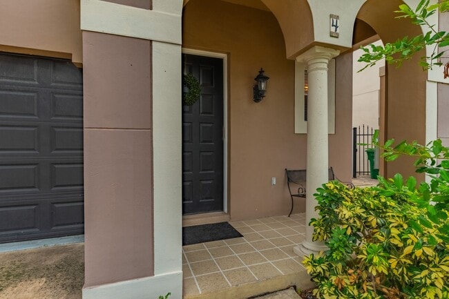 Building Photo - South Tampa 3 Bed / 2 Bath / 1 Car Garage ...